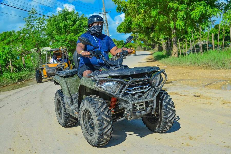 Turista manejando un ATV por un camino rural dominicano