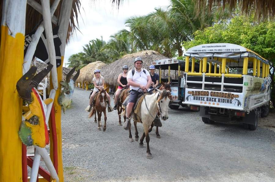 Turistas saliendo a caballo desde el rancho