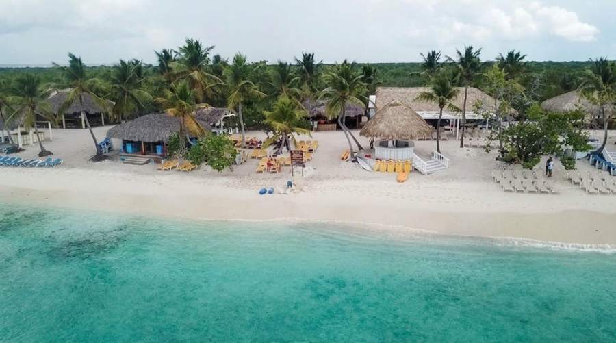 Vista aérea de la playa de Isla Catalina con palmeras y ranchos de techo de cana