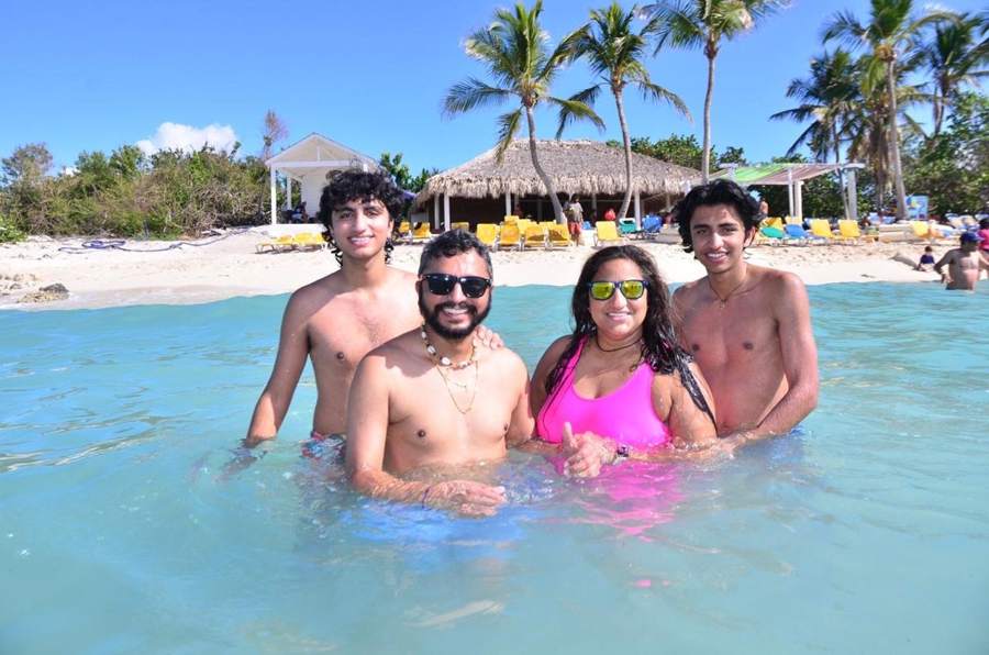 Familia en el agua cristalina frente a la playa de Isla Catalina