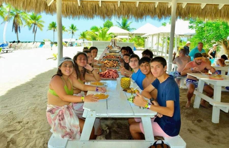 Almuerzo buffet dominicano bajo un rancho en la playa