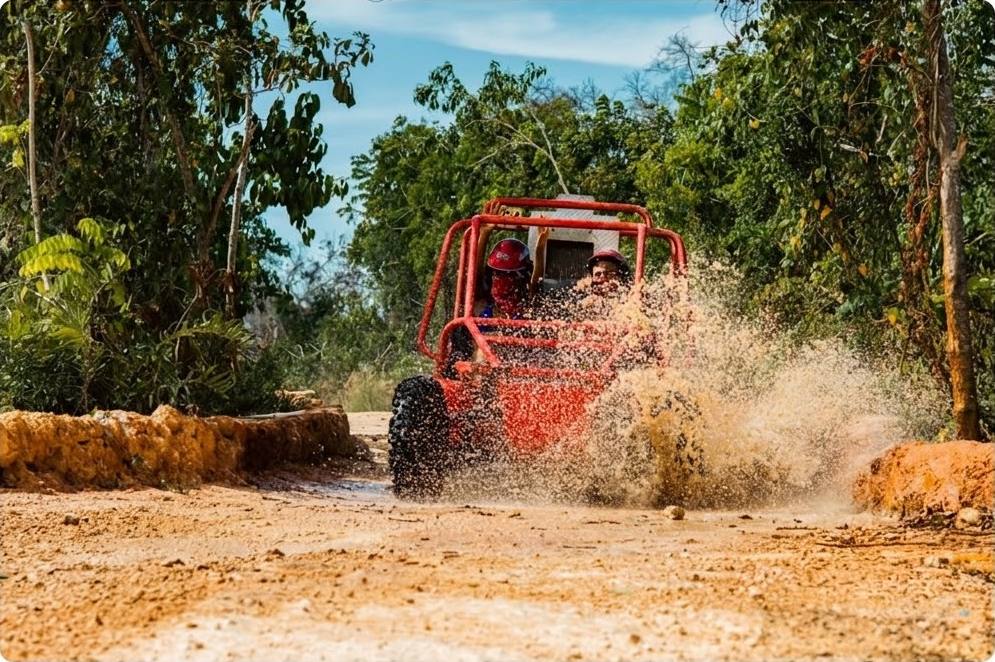 Buggy rojo cruzando un charco de lodo en el camino de tierra