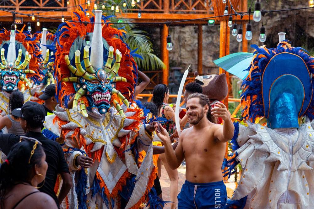 Desfile de carnaval con máscaras y trajes de diablos cojuelos