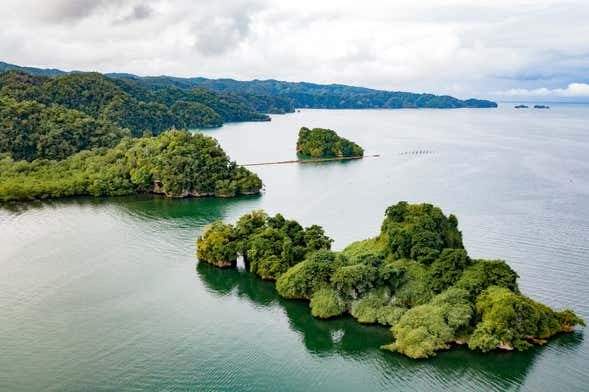 Vista aérea de los cayos y la bahía de San Lorenzo en Los Haitises