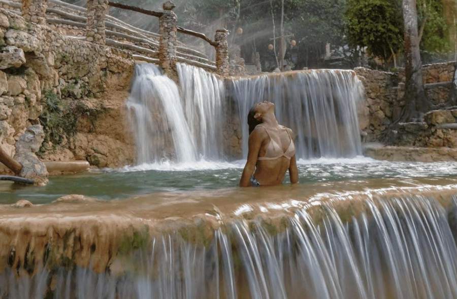 Visitante bajo la cascada del rancho Yanigua después de Los Haitises