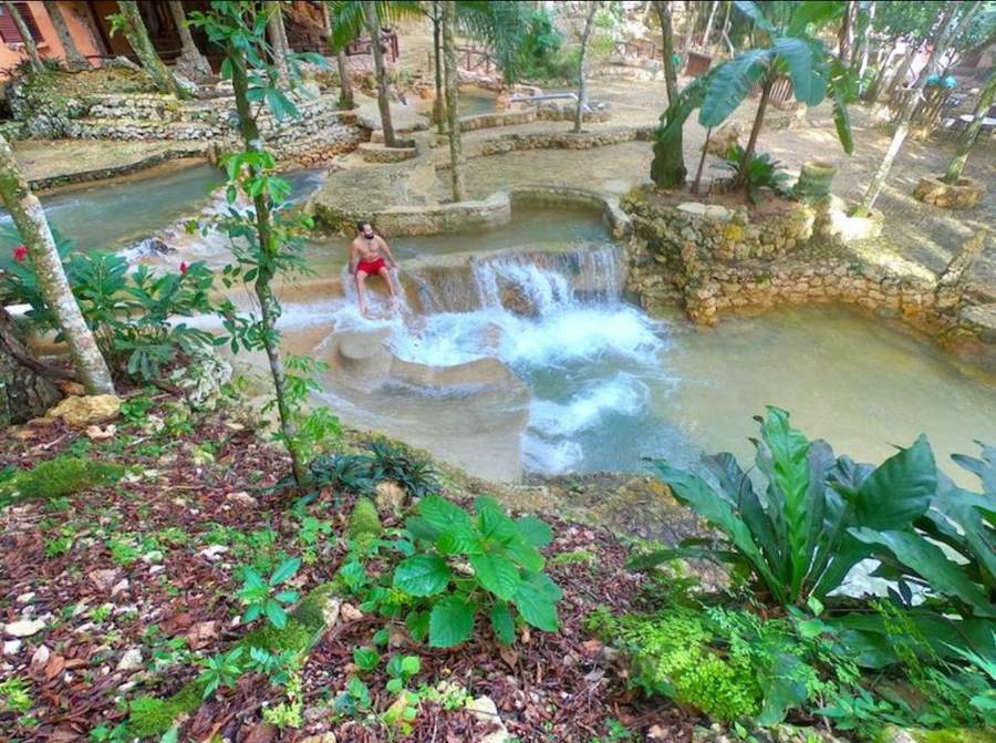 Pozas y cascada escondida entre la vegetación de Yanigua