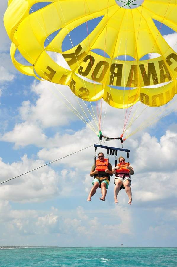 Pareja en parasailing sobre el mar turquesa de Bávaro