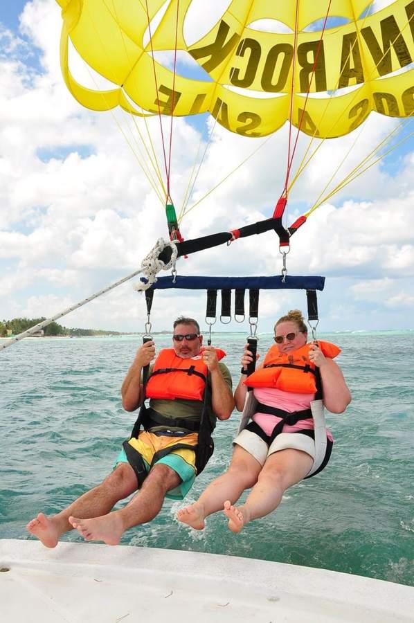 Despegue del parasailing desde la lancha en la costa de Bávaro