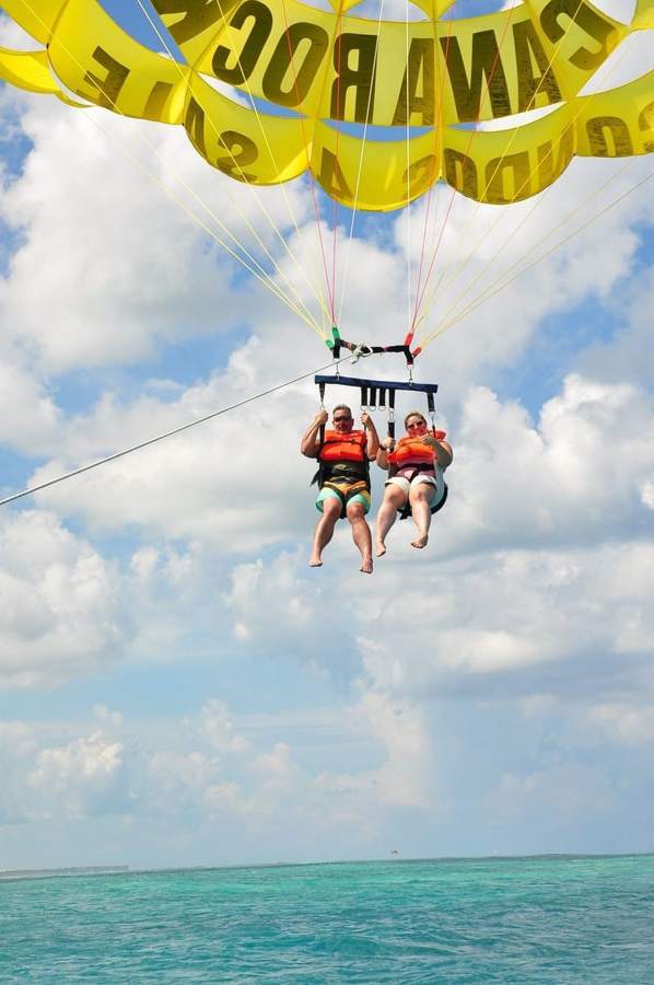 Vuelo de parasailing en pareja con el mar Caribe de fondo