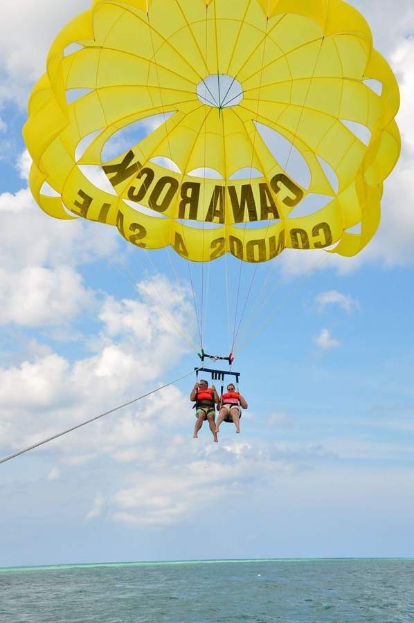 Paracaídas de parasailing volando sobre el mar de Punta Cana