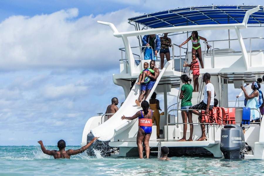 Familias bajando por el tobogán del catamarán al mar
