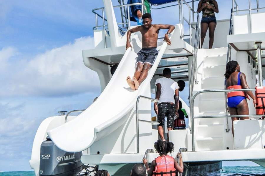 Joven lanzándose por el tobogán del catamarán