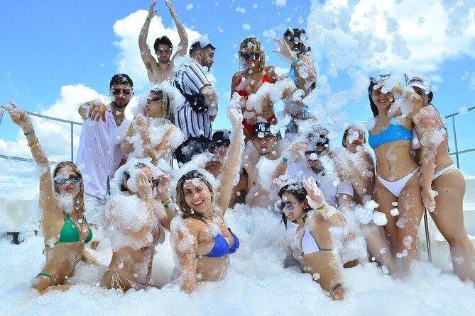 Fiesta de espuma a bordo del Party Boat