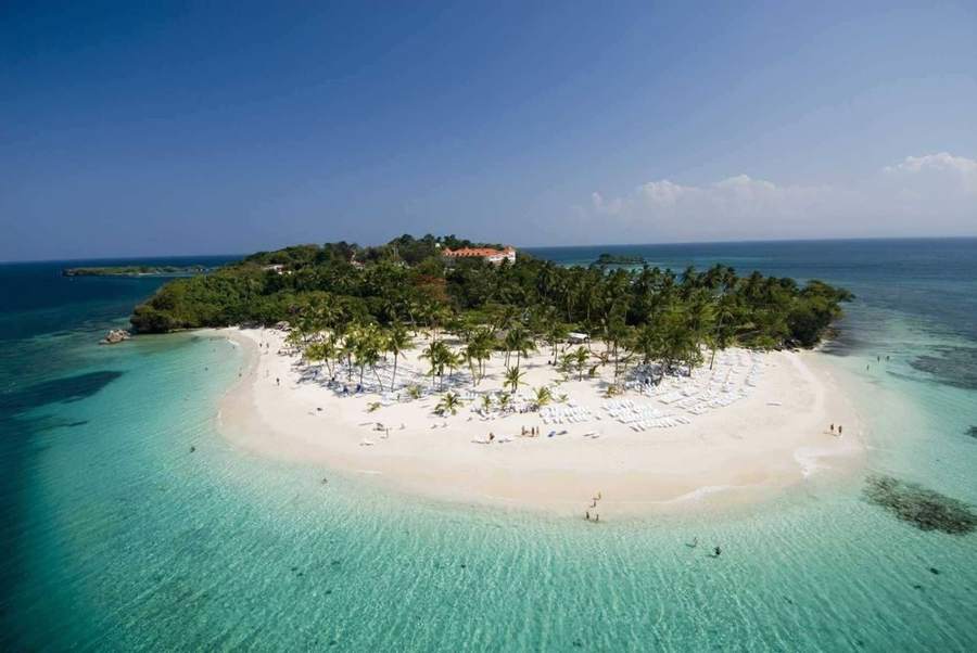 Cayo Levantado (Isla Bacardí) desde el aire, en la bahía de Samaná