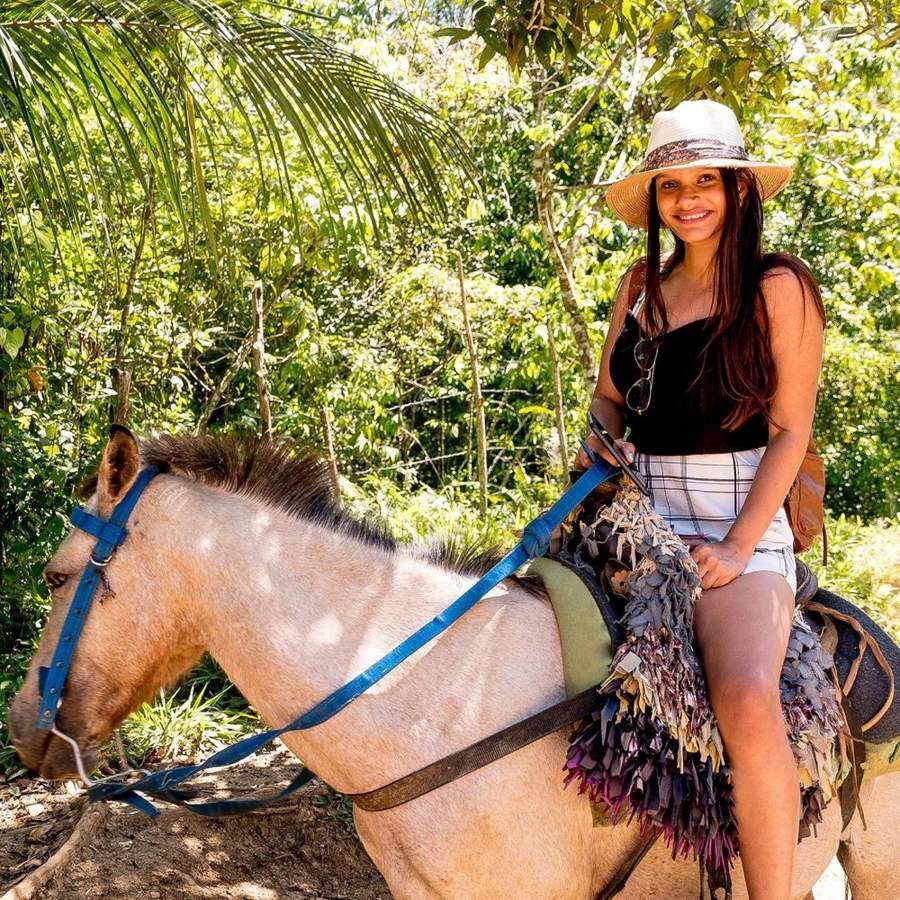Paseo a caballo por la selva hacia el Salto El Limón