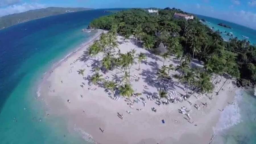Playa de arena blanca de Cayo Levantado vista desde un dron