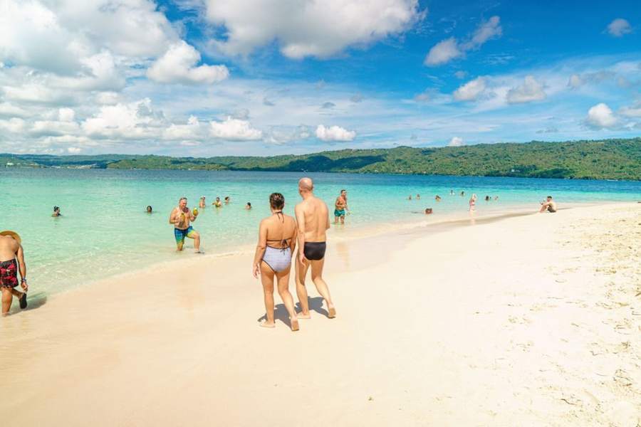 Pareja en la playa de Cayo Levantado