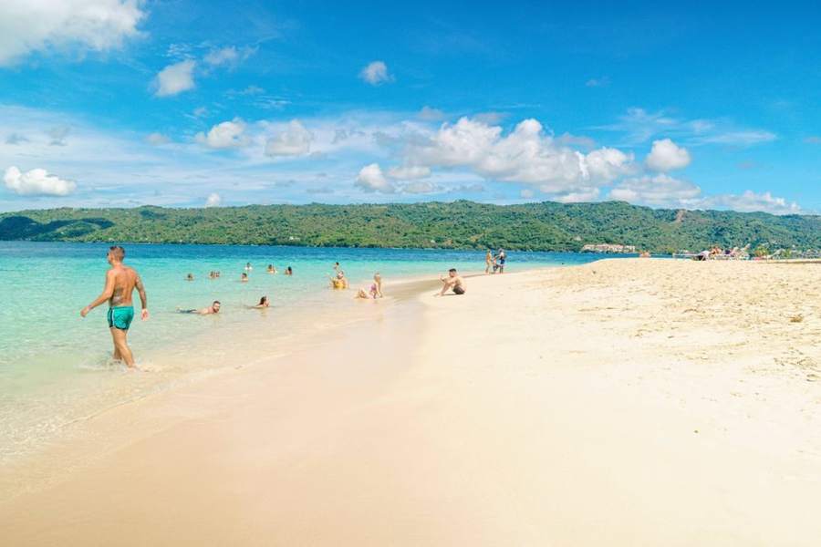 Agua turquesa y arena blanca en Cayo Levantado