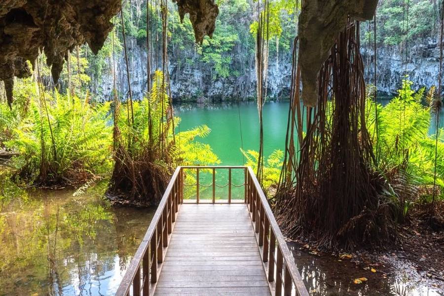 Pasarela de madera junto a la laguna verde del Parque Nacional Los 3 Ojos