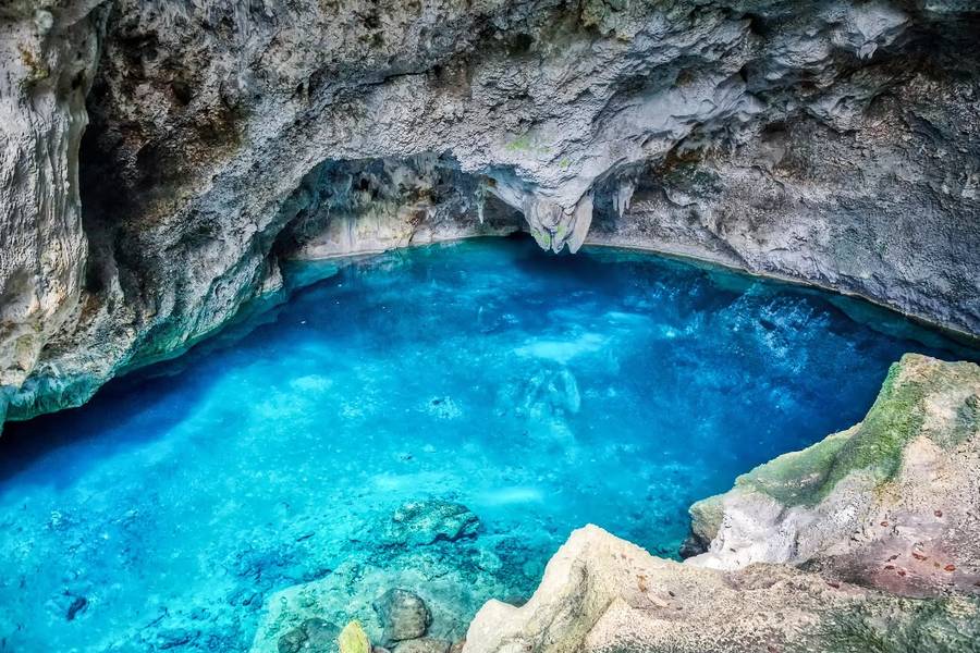 Cenote de aguas azul turquesa dentro de la cueva en Los 3 Ojos