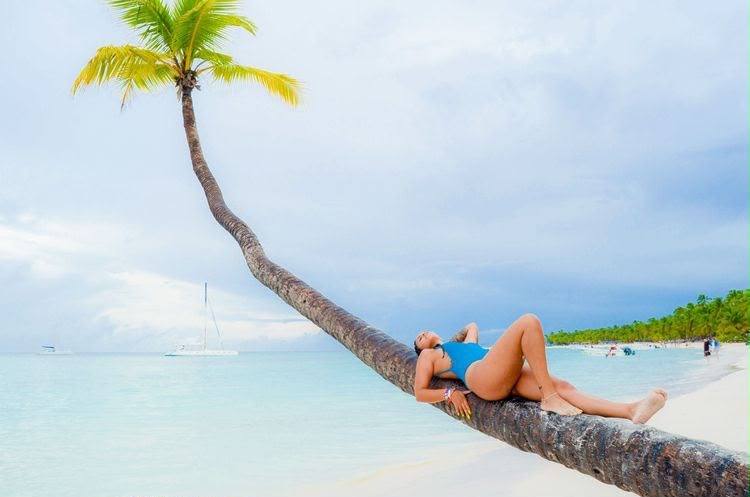 Palmera inclinada sobre la playa de arena blanca en Isla Saona