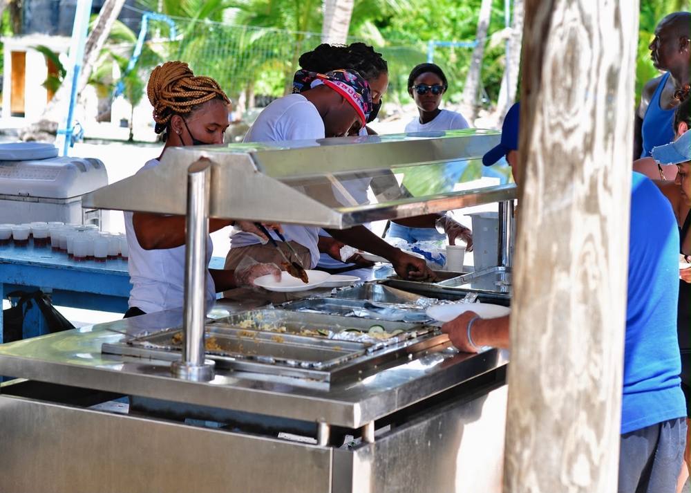 Almuerzo dominicano servido en la playa
