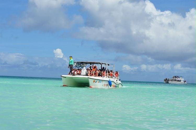 Lancha con turistas navegando hacia la isla
