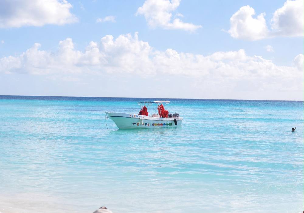 Lancha rápida en el mar Caribe