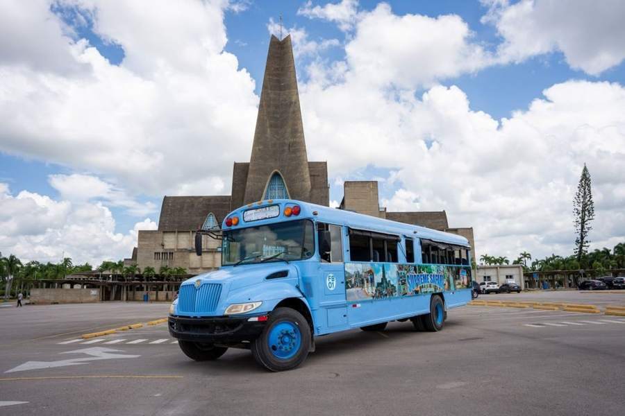 Camión tipo safari frente a la Basílica de Higüey
