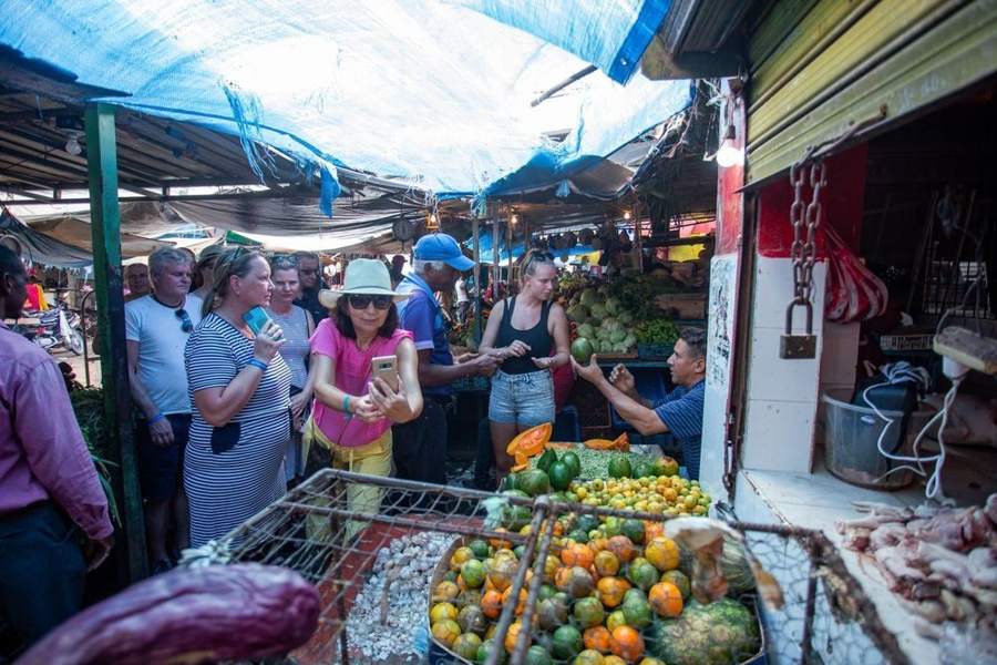 Turistas recorriendo un mercado local dominicano