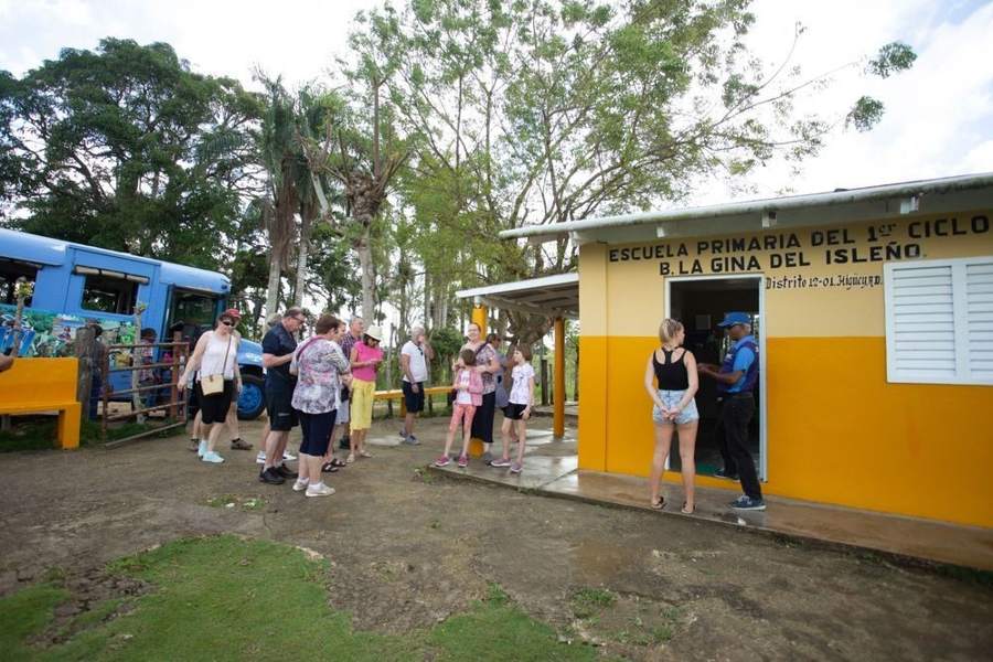 Grupo del safari visitando una escuela rural en Higüey