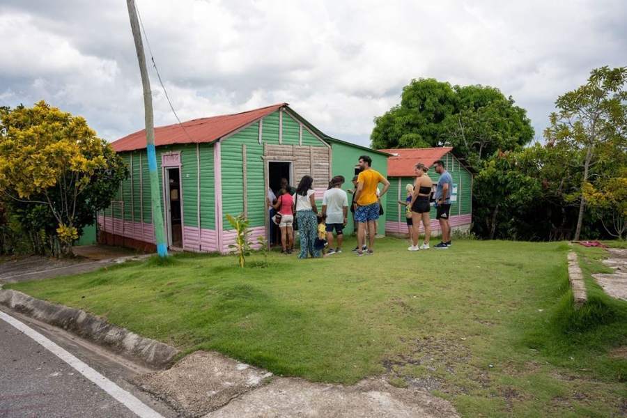 Visita a una casa típica dominicana de madera en el campo