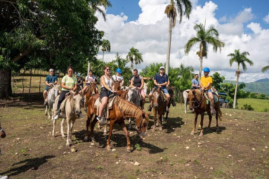 Paseo a caballo por el campo dominicano