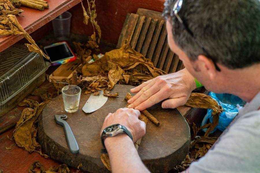 Turista enrollando un cigarro a mano
