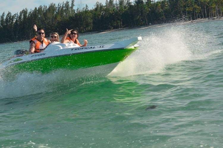 Lancha rápida del Speed Boat a toda velocidad en Punta Cana