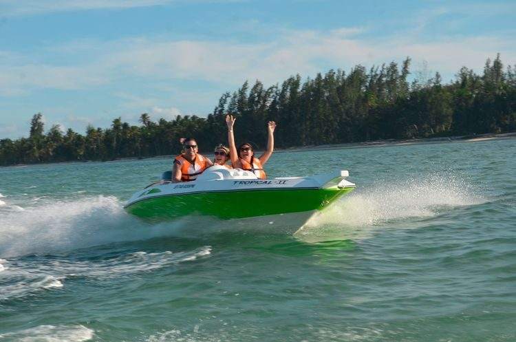 Pareja manejando la lancha rápida por la costa de Bávaro
