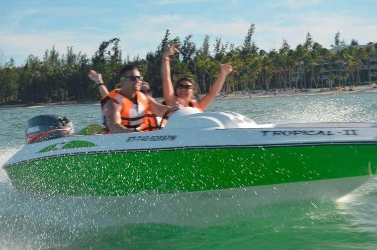 Turistas en el Speed Boat con chalecos salvavidas