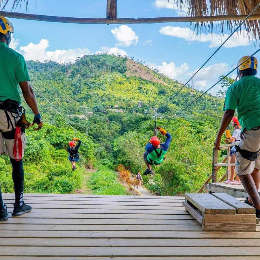 Plataforma de salida del zipline con vista a las montañas